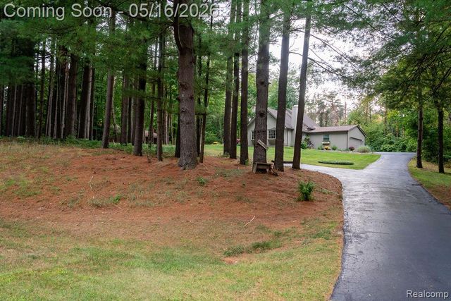 9256 Pine Hill Trail, Hartland Township, MI 48430