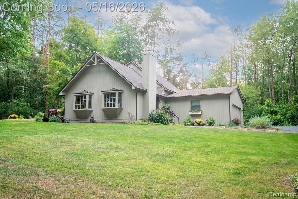 9256 Pine Hill Trail, Hartland Township, MI 48430