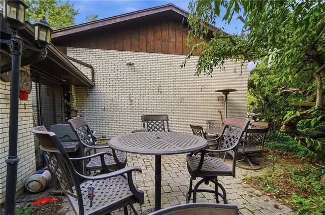 910 Sunnycreek Drive, Centerville, OH 45458