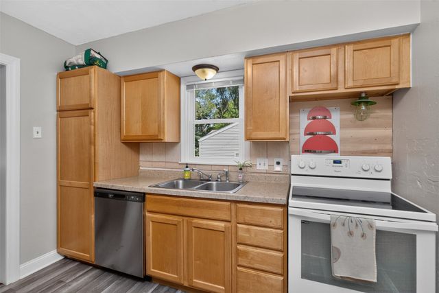 1311 E 33rd Court, Des Moines, IA 50317