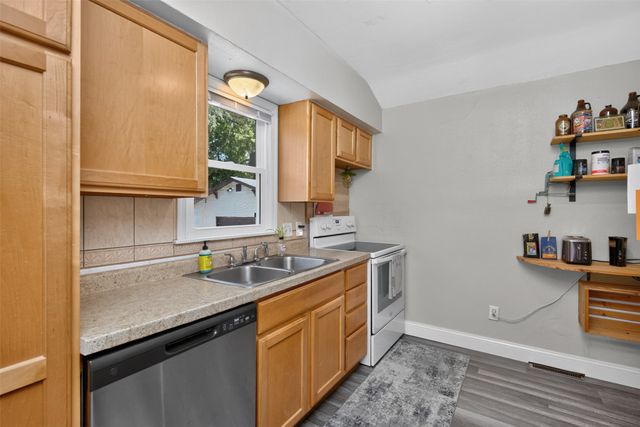 1311 E 33rd Court, Des Moines, IA 50317