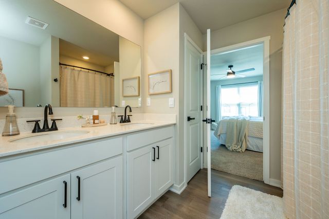 800 Knoll Drive, Norwalk, IA 50211