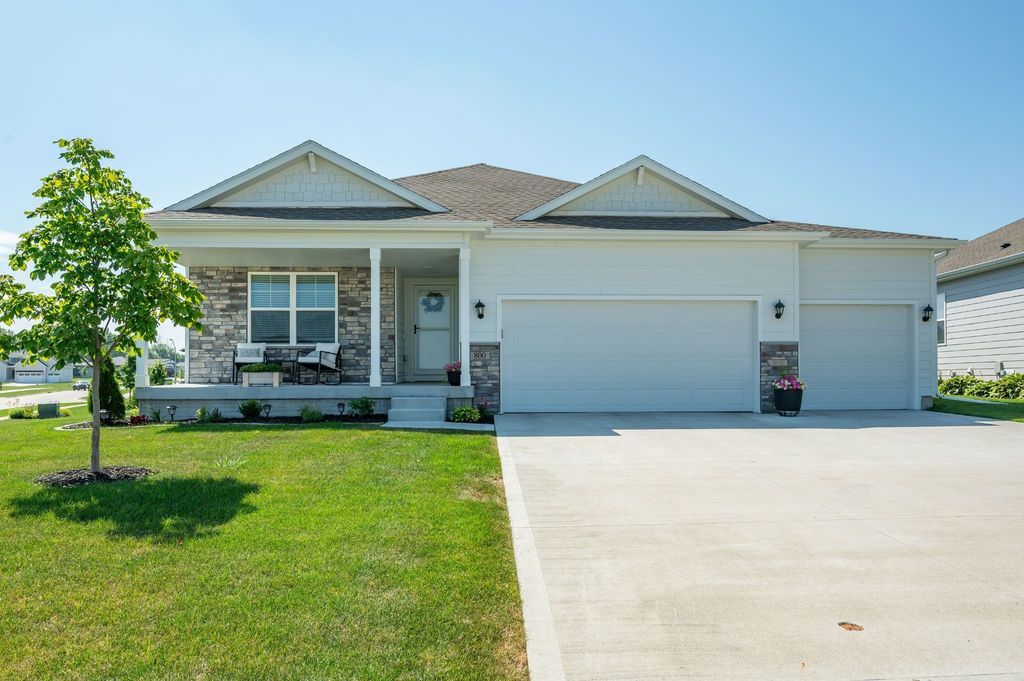 800 Knoll Drive, Norwalk, IA 50211