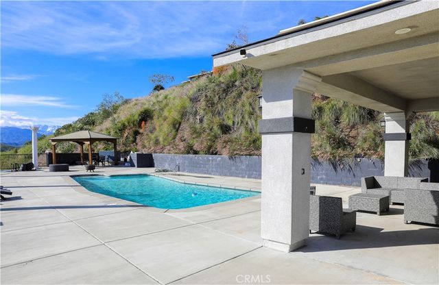 449 Skylark, San Bernardino, CA 92405