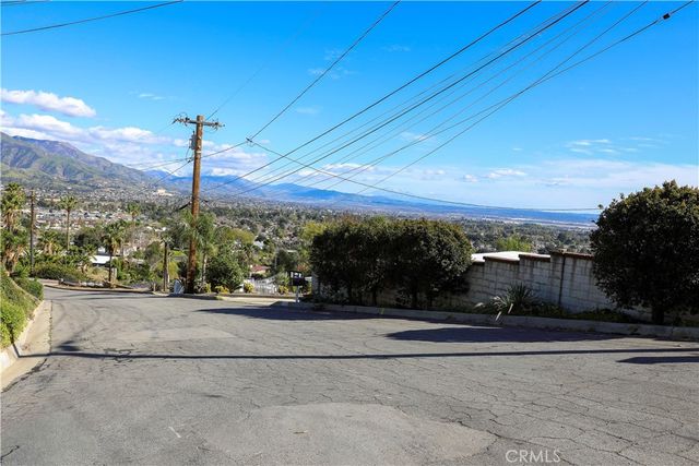 449 Skylark, San Bernardino, CA 92405