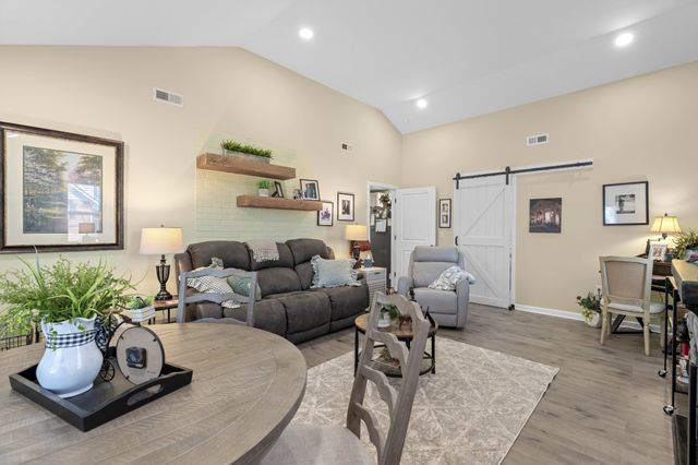 221 Jackson Cir, Tullahoma, TN 37388