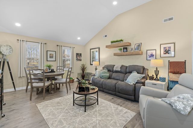 221 Jackson Cir, Tullahoma, TN 37388