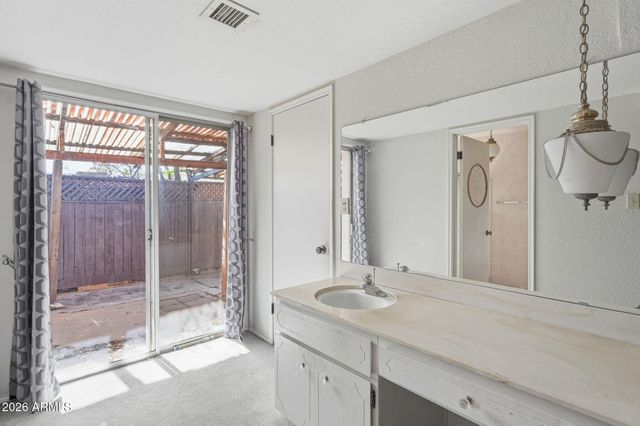 2040 E STATE Avenue, Phoenix, AZ 85020
