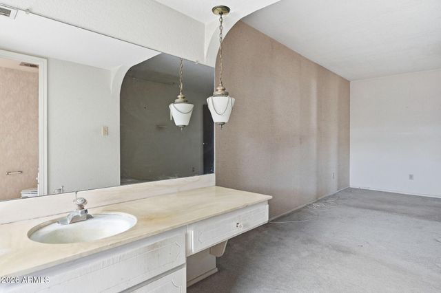 2040 E STATE Avenue, Phoenix, AZ 85020
