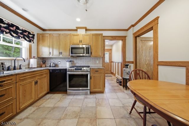 374 Diamond Bridge Ave, Hawthorne Boro, NJ 07506