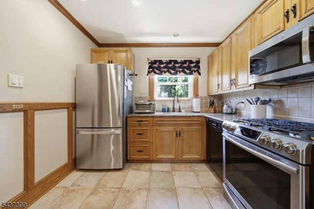 374 Diamond Bridge Ave, Hawthorne Boro, NJ 07506