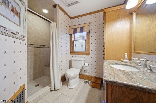 374 Diamond Bridge Ave, Hawthorne Boro, NJ 07506