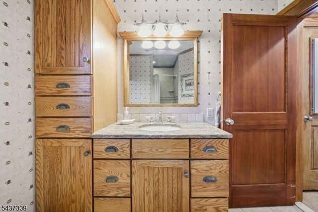374 Diamond Bridge Ave, Hawthorne Boro, NJ 07506