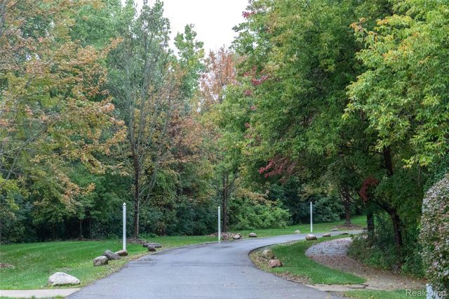 6600 TRILLIUM VILLAGE Lane 23, Independence Charter Township, MI 48346