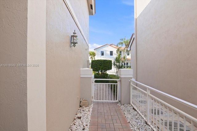1135 Oysterwood St, Hollywood, FL 33019