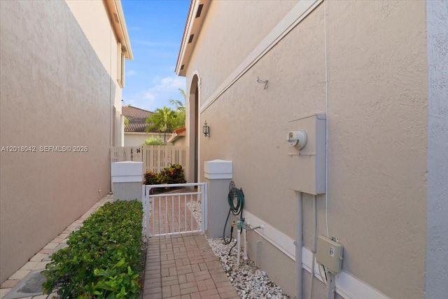 1135 Oysterwood St, Hollywood, FL 33019