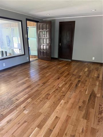 1325 NE Marvin Court, Kansas City, MO 64118