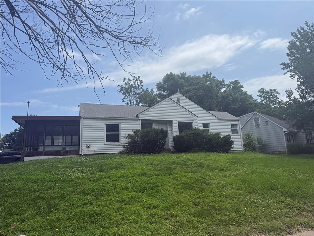 1325 NE Marvin Court, Kansas City, MO 64118