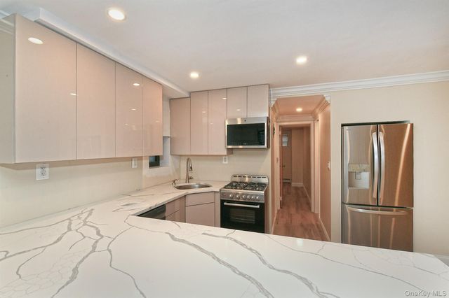 80 Lincoln Avenue A6, Rockville Centre, NY 11750