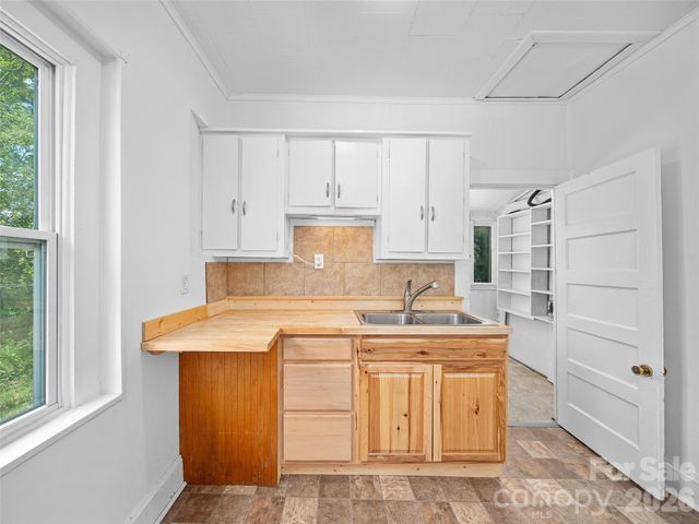 9 Ivy Street, Burnsville, NC 28714