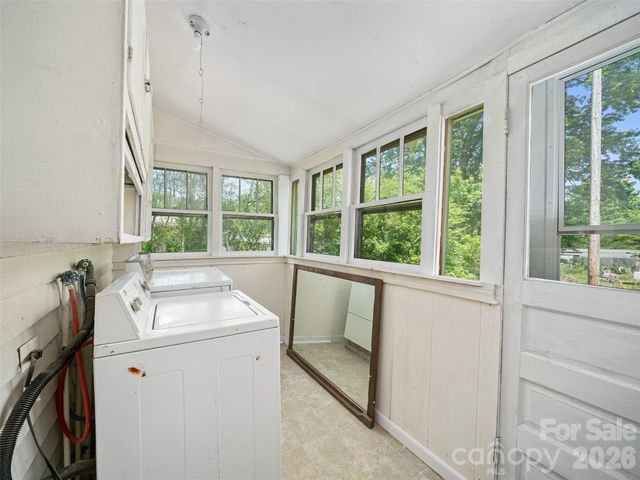 9 Ivy Street, Burnsville, NC 28714