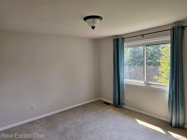 2070 Winchester Road, Rochester Hills, MI 48307