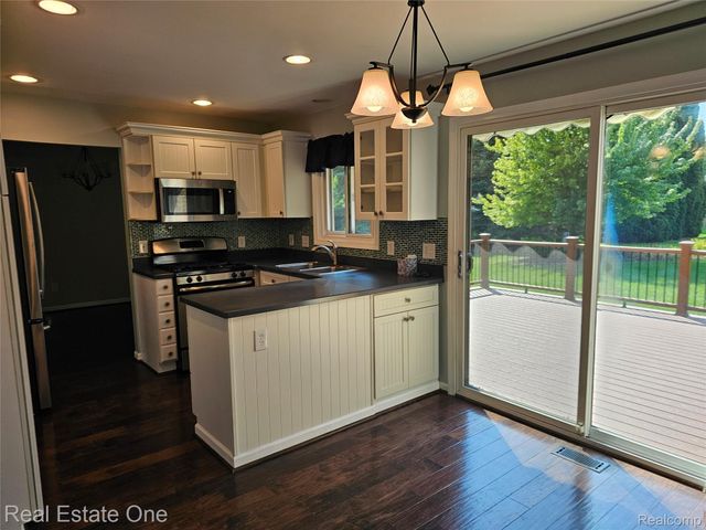 2070 Winchester Road, Rochester Hills, MI 48307