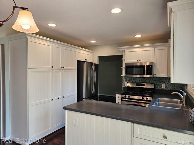 2070 Winchester Road, Rochester Hills, MI 48307