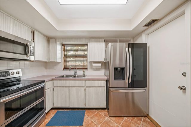 5527 COMMONWEALTH AVENUE N, St Petersburg, FL 33703