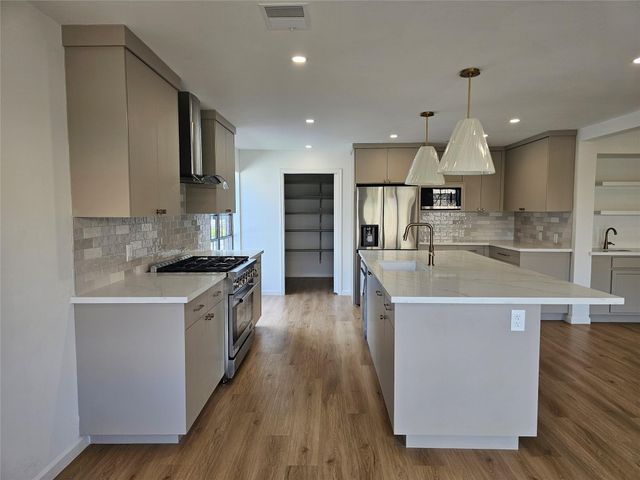 3027 Country Club Boulevard, Sugar Land, TX 77478