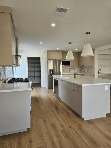 3027 Country Club Boulevard, Sugar Land, TX 77478