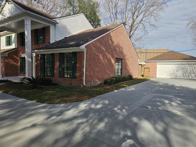 3027 Country Club Boulevard, Sugar Land, TX 77478