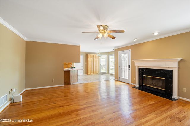 8702 Valeridge Ct, Louisville, KY 40242
