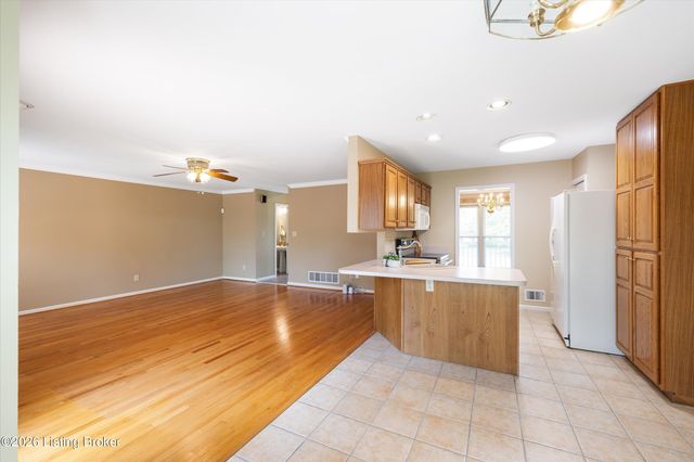 8702 Valeridge Ct, Louisville, KY 40242
