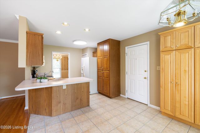 8702 Valeridge Ct, Louisville, KY 40242