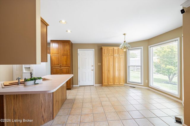 8702 Valeridge Ct, Louisville, KY 40242