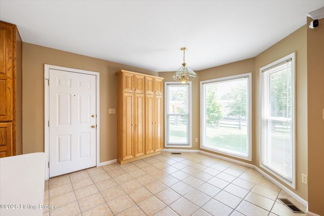 8702 Valeridge Ct, Louisville, KY 40242