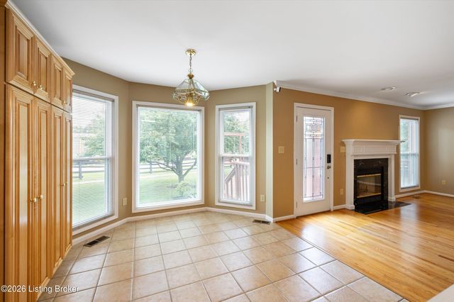 8702 Valeridge Ct, Louisville, KY 40242