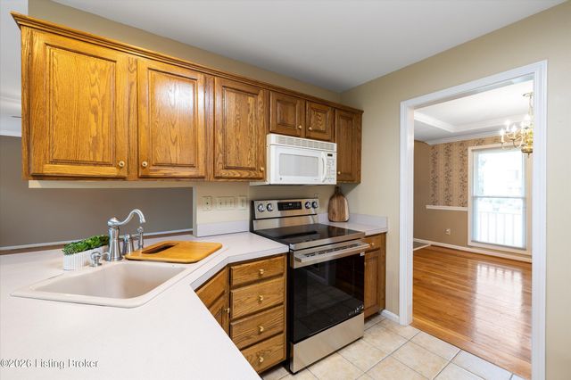 8702 Valeridge Ct, Louisville, KY 40242