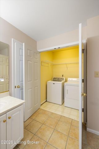 8702 Valeridge Ct, Louisville, KY 40242