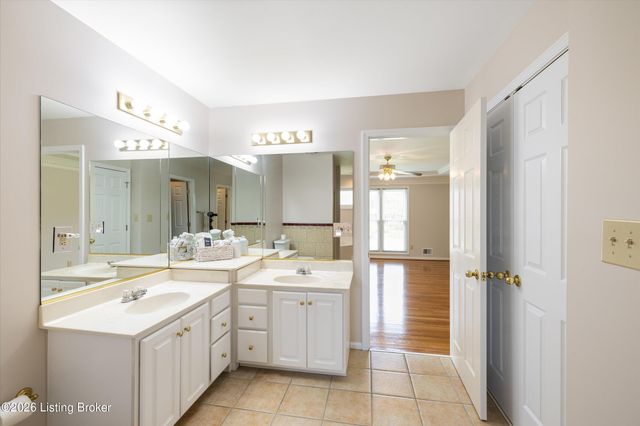 8702 Valeridge Ct, Louisville, KY 40242