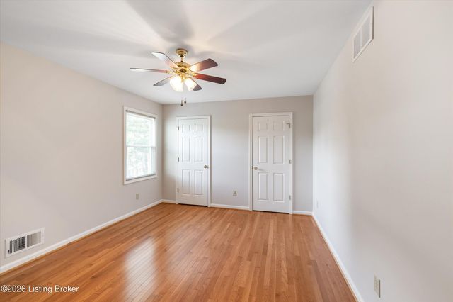 8702 Valeridge Ct, Louisville, KY 40242