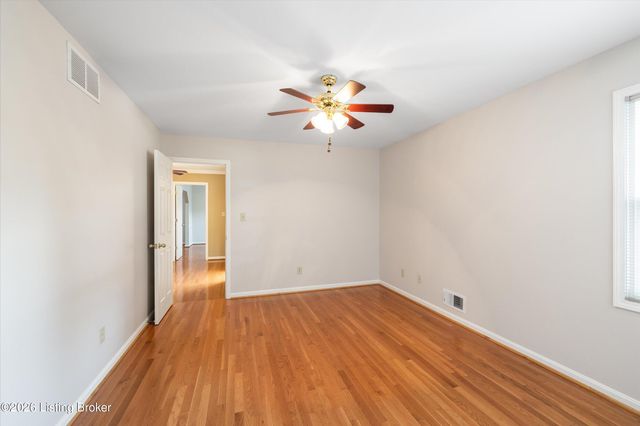 8702 Valeridge Ct, Louisville, KY 40242
