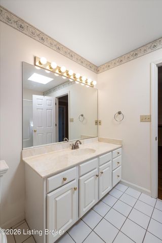 8702 Valeridge Ct, Louisville, KY 40242