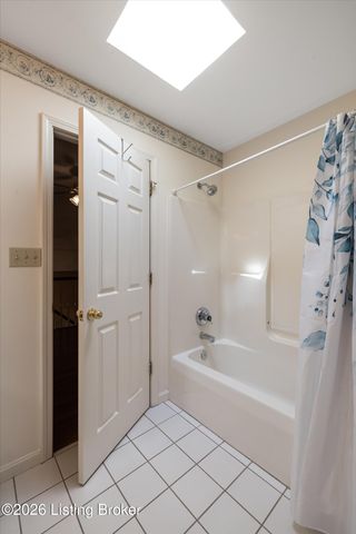 8702 Valeridge Ct, Louisville, KY 40242