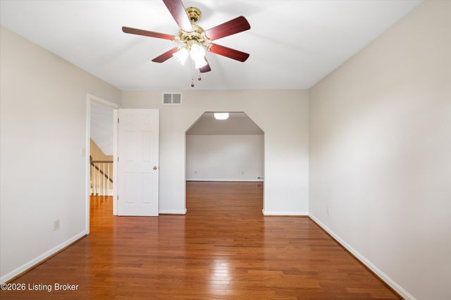 8702 Valeridge Ct, Louisville, KY 40242