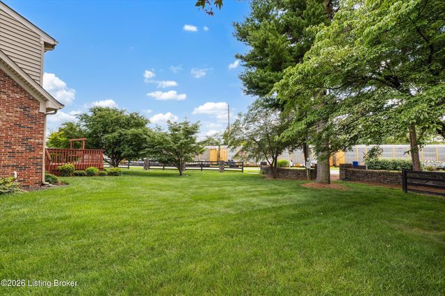 8702 Valeridge Ct, Louisville, KY 40242