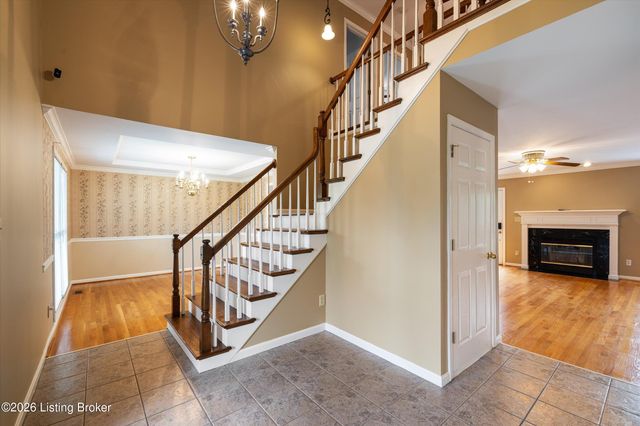 8702 Valeridge Ct, Louisville, KY 40242