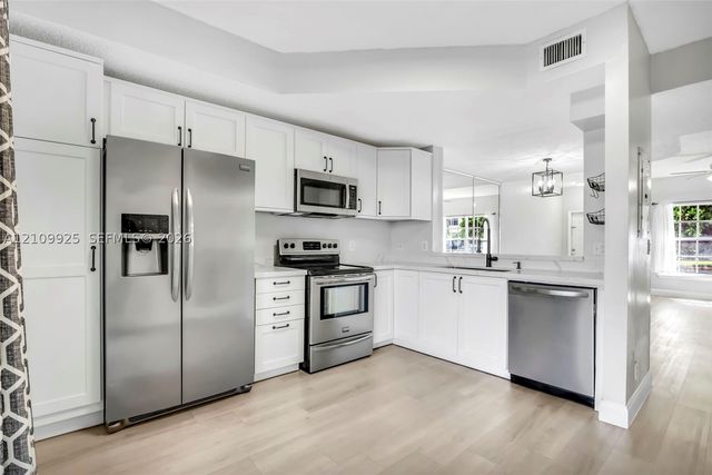 9807 NW 57th Mnr, Coral Springs, FL 33076
