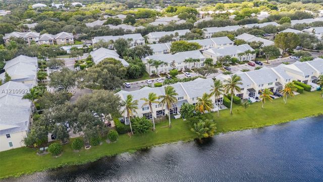 9807 NW 57th Mnr, Coral Springs, FL 33076